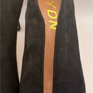 YDN Nude Beige Leather Insole Pumps with Gold Logo